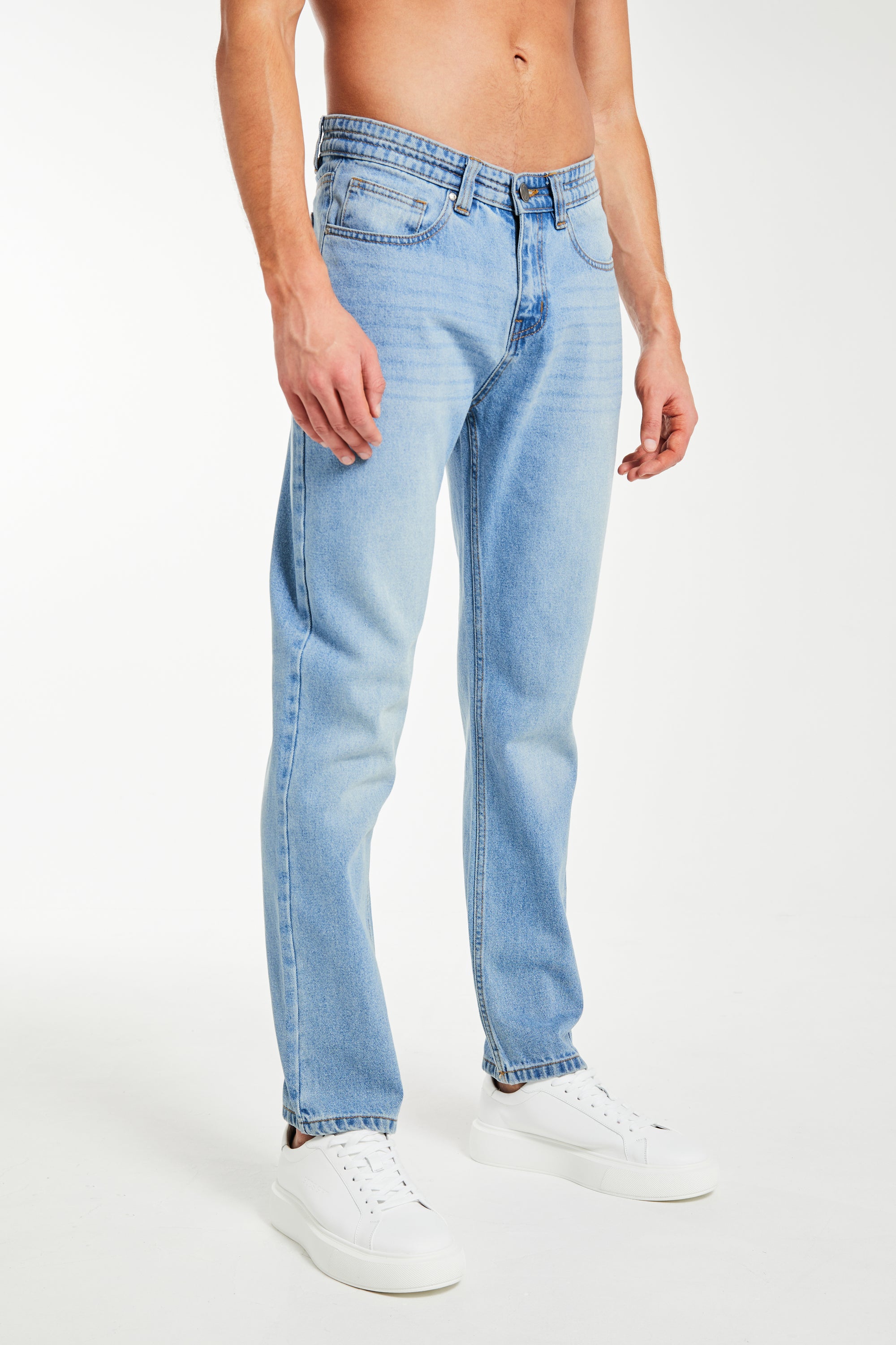 Harlow Straight Jeans in Mid Wash