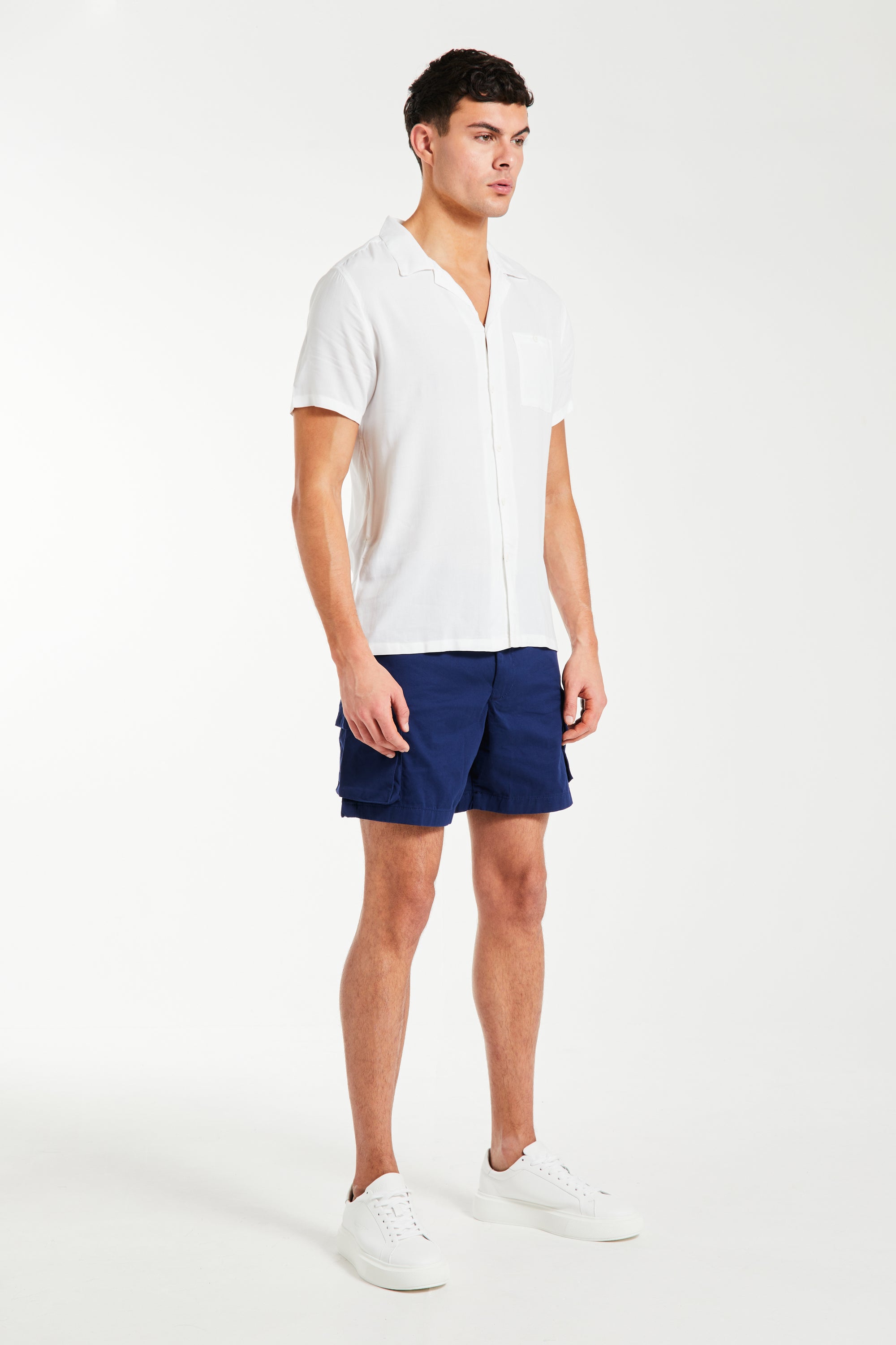 men&#39;s utility shorts in royal blue styled with white top