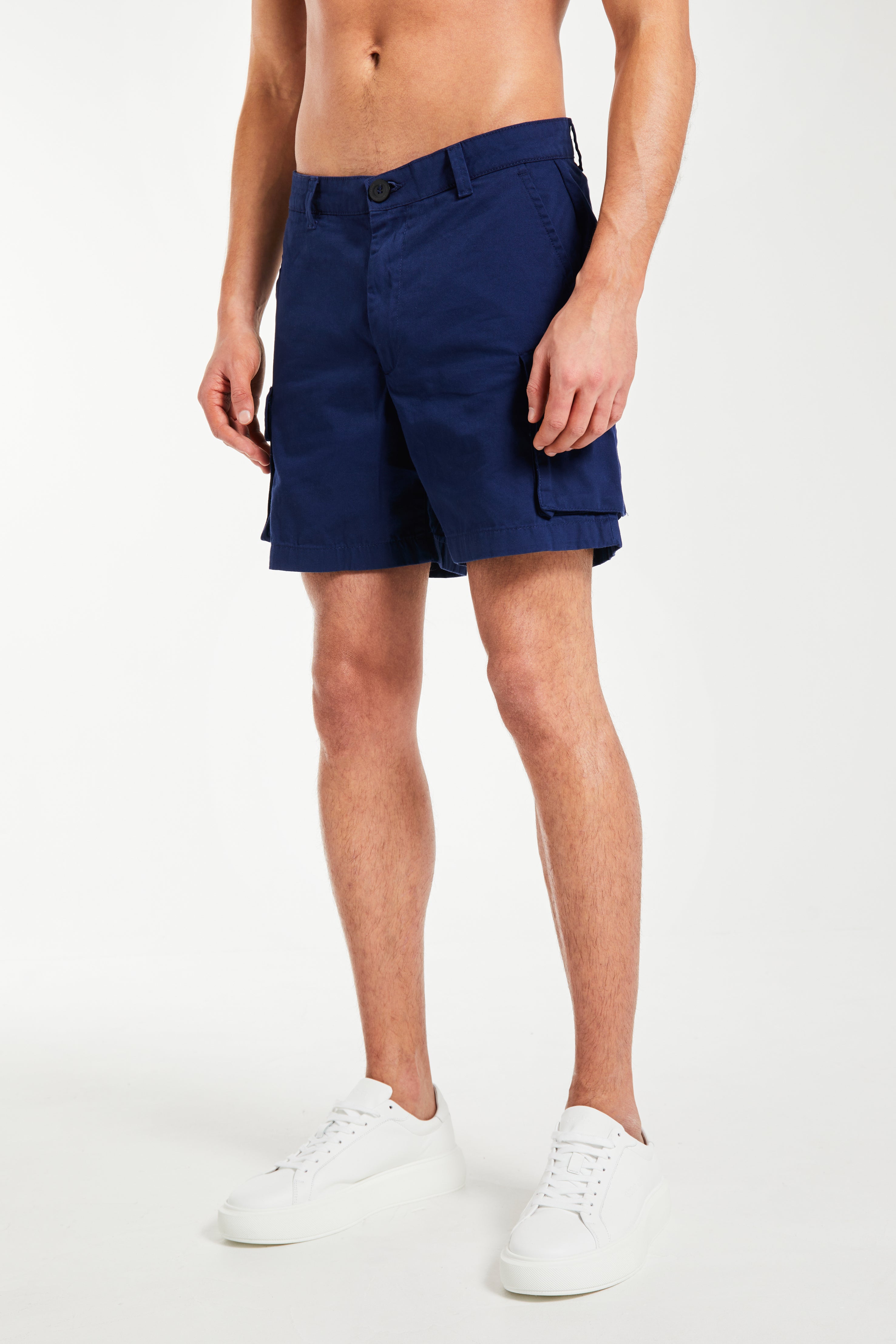 Williams Cargo Shorts in Navy – Avant Garde Paris