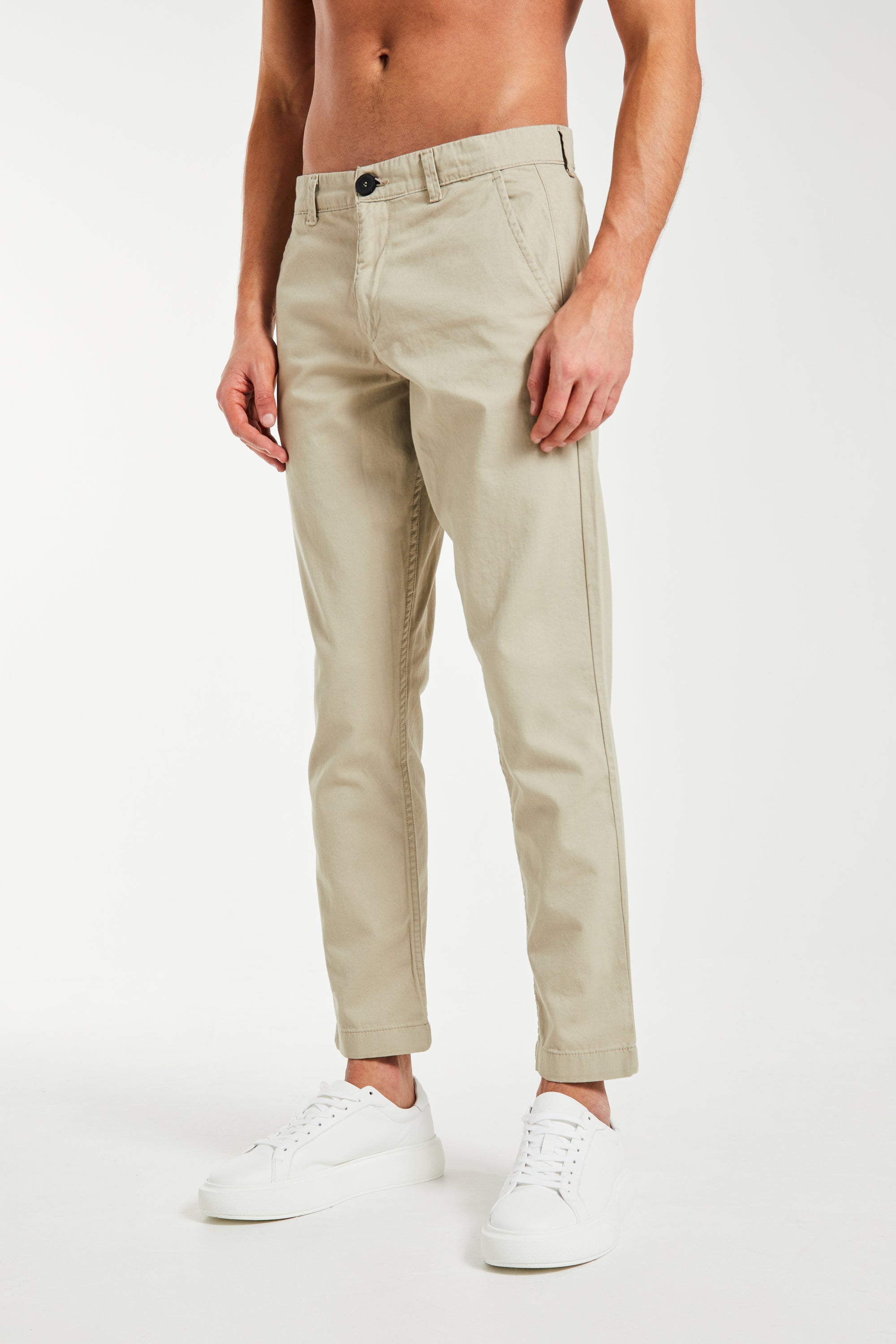 Model wearing men&#39;s chinos in beige