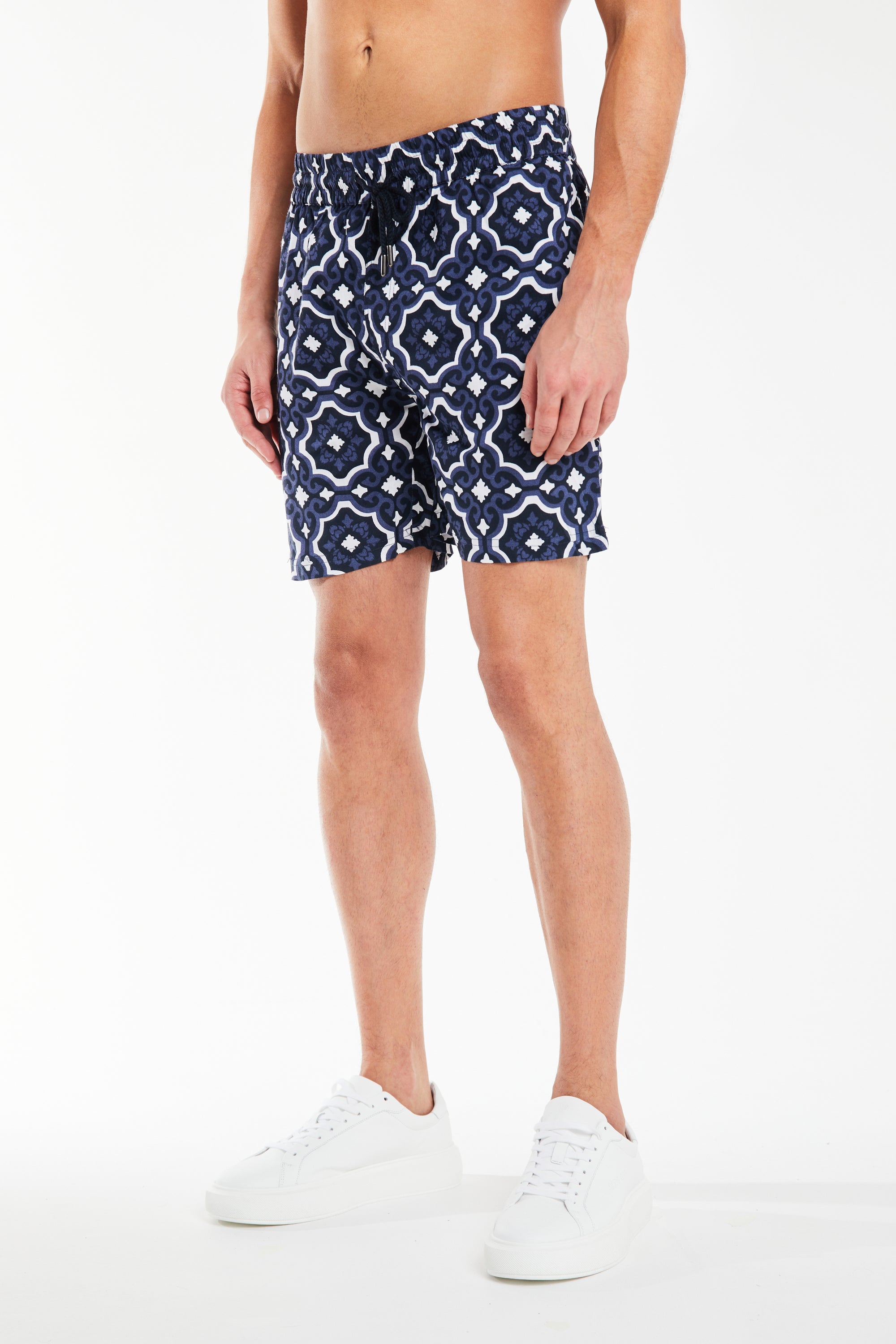 model wearing men&#39;s summer twin sets with a blue and white pattern